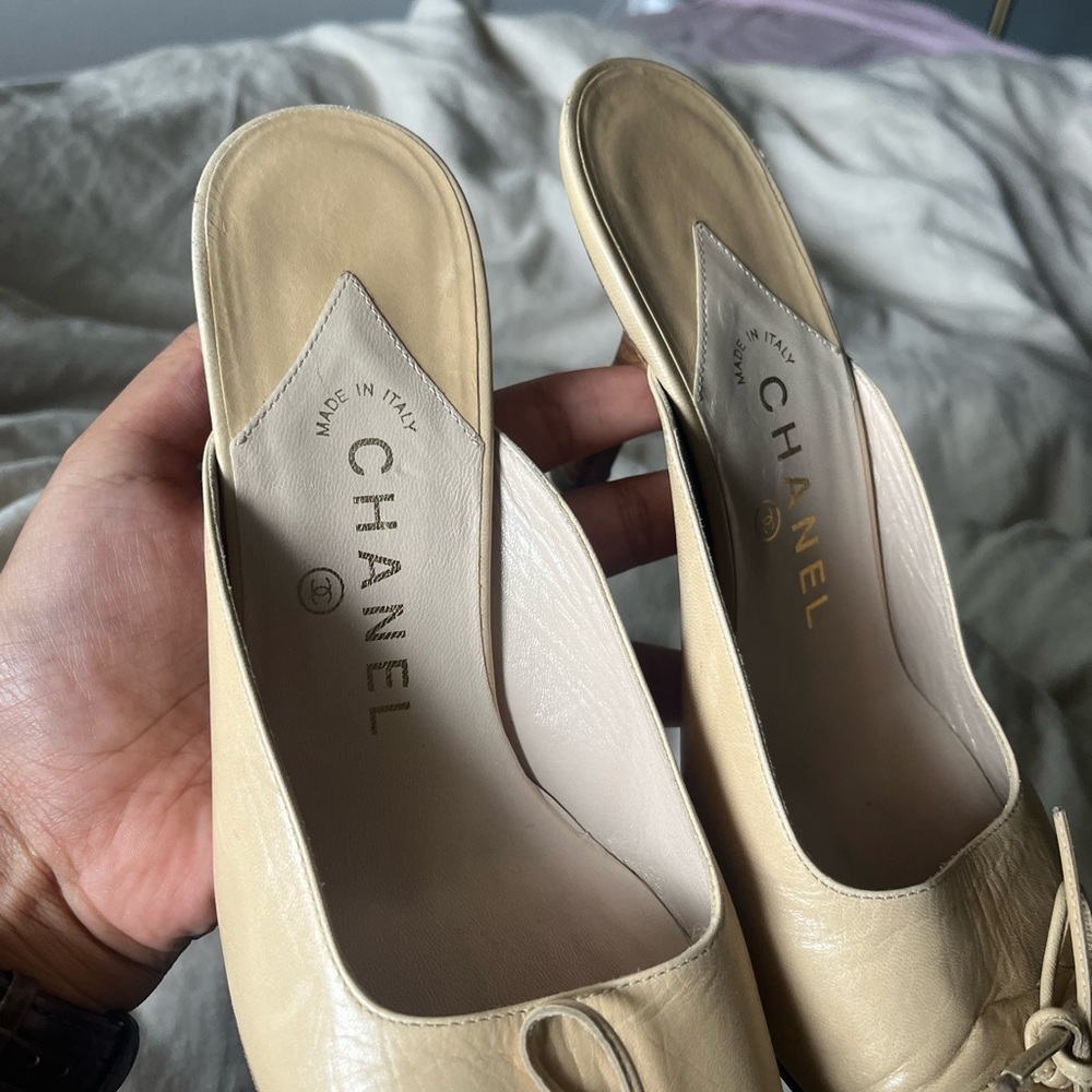 CHANEL Cream Pointed-Toe Leather Mules with CC Charm - Picture 3 of 7